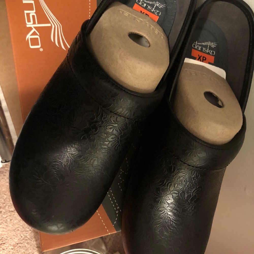 Brand New Black tooled print leather Dansko!